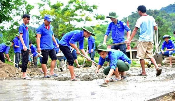 Thanh niên tình nguyện đang làm nhiệm vụ được tạm miễn lao động công ích