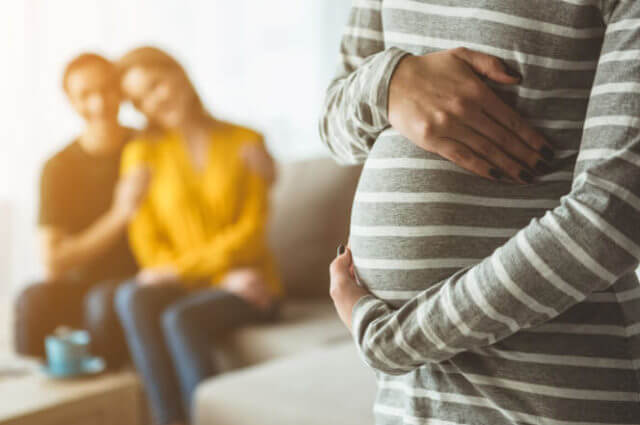 Con sinh ra nhờ mang thai hộ là con của ai?